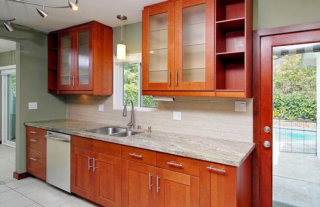 Building Photo - Woodland Hills 3 bed & 2 Bath Gem!