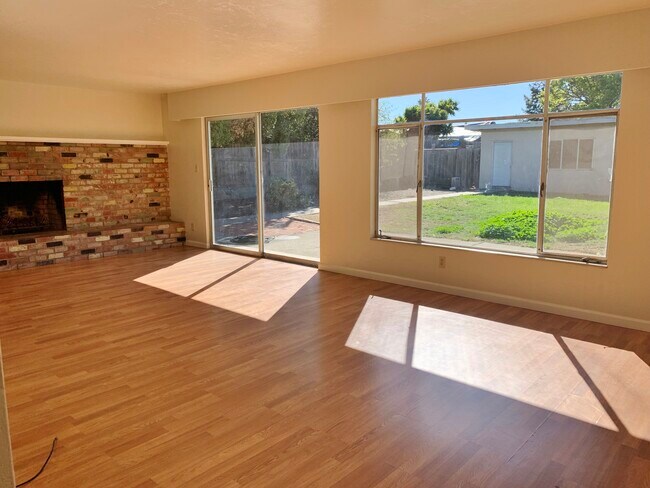 Building Photo - 1071 Sunset Dr