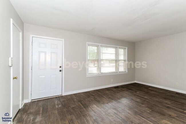 Foto del edificio - Updated Bungalow with Massive Deck and Fully Fenced Yard!