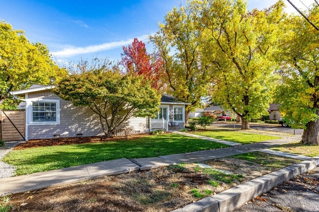 Building Photo - Charming 3 Bedroom 2 Bath Home in Old Town...