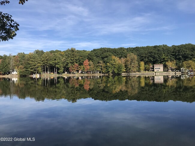 Foto del edificio - 1325 Burden Lake Rd