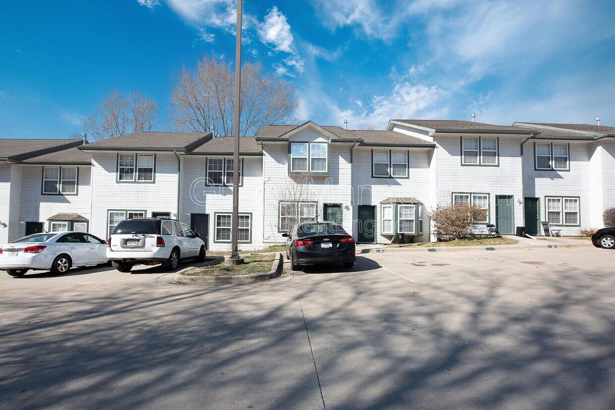 Primary Photo - 321 W South Ave