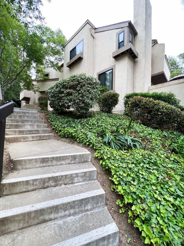 Primary Photo - 2 Bed/2.5 Bath Townhome - Beautifully Upgr...