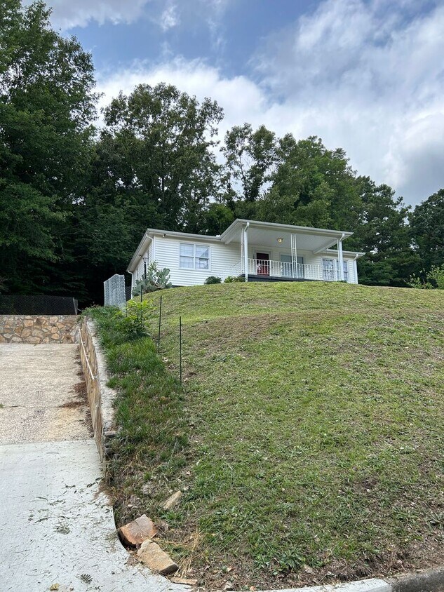 1102 Johnston Dr, Anniston, AL 36207 House Rental in Anniston, AL