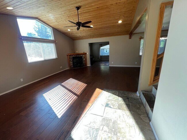 Building Photo - Large mountain home with 2 car garage