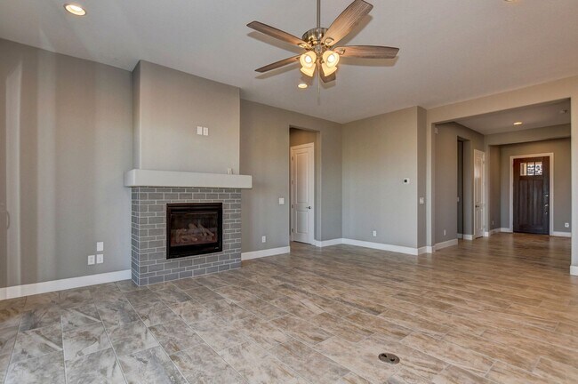 Building Photo - Beautiful large 3x2 home in Granite Dells Estates