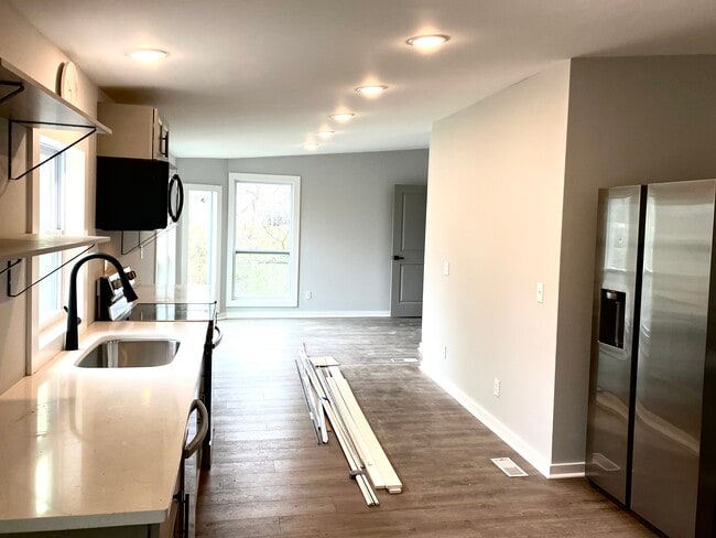 Building Photo - 6765 Emerald Isle Dr