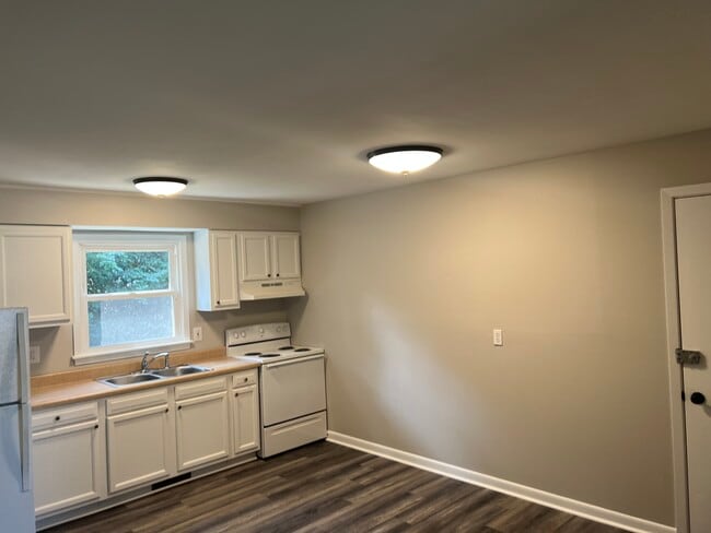 Building Photo - 595 Magie Ave