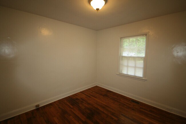 Building Photo - Adorable 2 Bedroom Home / All Appliances /...