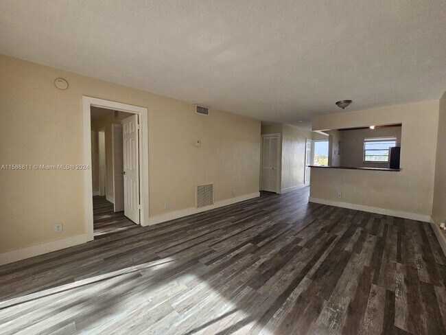 Building Photo - 1400 NE 57th St