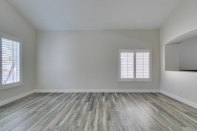 Building Photo - Warm Springs / N. Stephanie - 3 bedroom up...