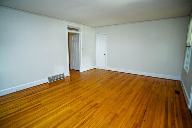 Foto del edificio - 4126-4126 Cassina Rd