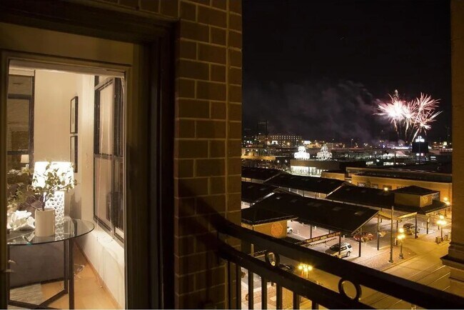 Foto del edificio - JANUARY MOVE-IN SPECIAL FOR QUALIFIED APPLICANTS - Absolutely Gorgeous 2 BR, 2 BA Condo Just Step...