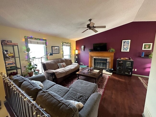Building Photo - "Rare Opportunity" 3 bedroom 2 bath in Lafayette near Waneka Lake!