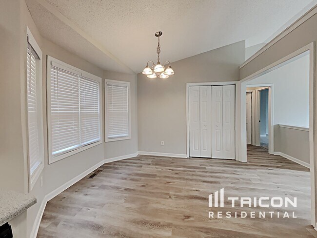 Building Photo - 226 Thorn Thicket Way