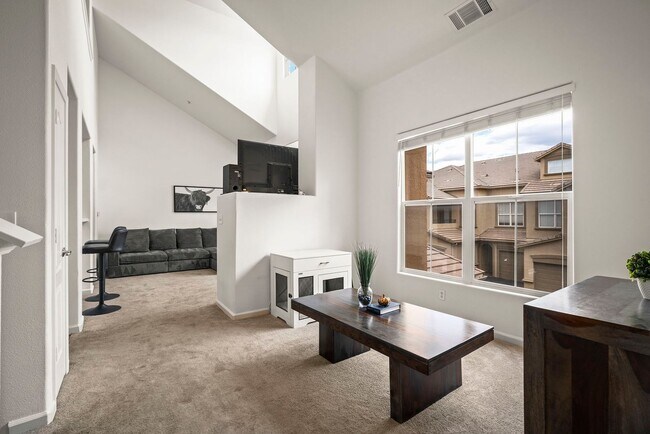 Foto del edificio - One bedroom condo with bonus space/loft, community pool and gym. Pets welcome!