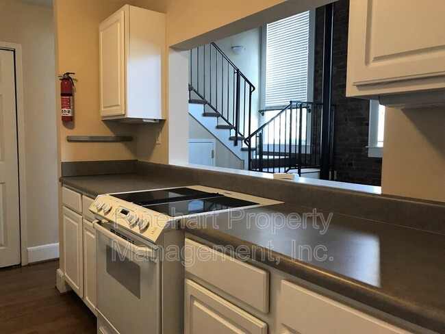 Foto del edificio - 210 E Main St