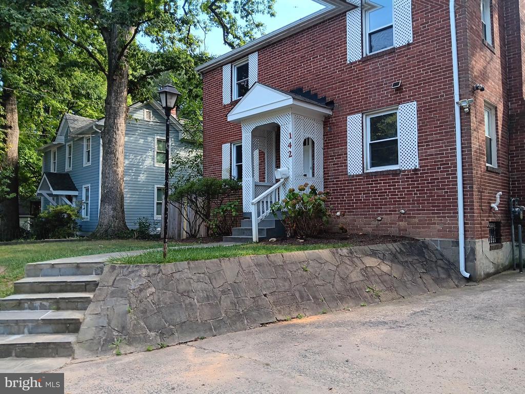 Primary Photo - 142 Ritchie Ave