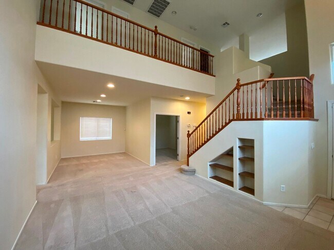 Foto del edificio - Beautiful & spacious home on an oversized ...