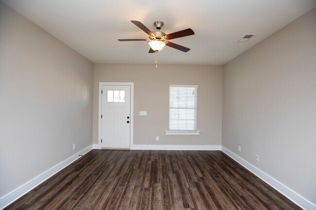Foto del edificio - Great floor plan in sought after neighborhood