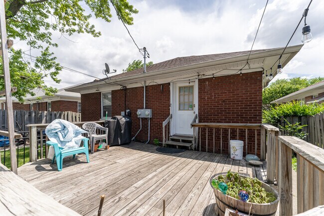 Foto del edificio - 4906 E 10th St