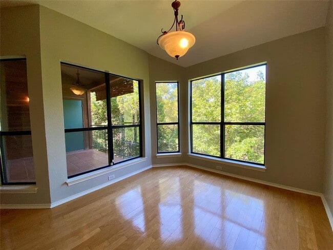 Foto del edificio - 4711 Spicewood Springs Rd