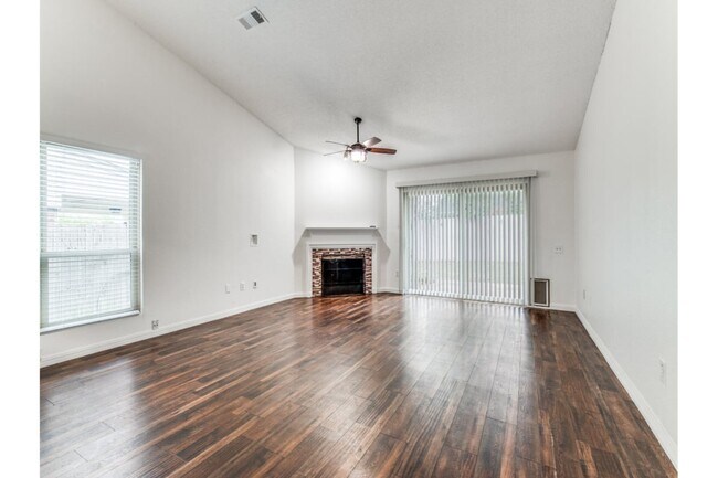 Foto del edificio - 3709 Huckleberry Dr