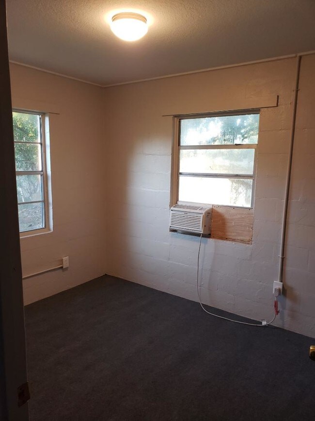 Building Photo - 1002 Ola Dr