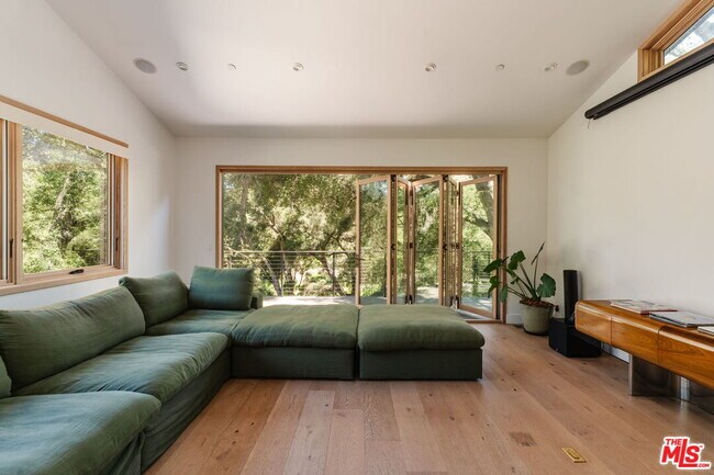 Foto del edificio - 1149 Old Topanga Canyon Rd