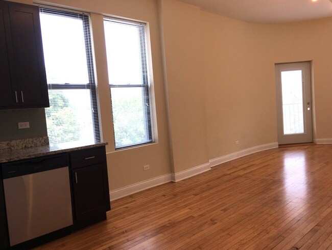 Kitchen/Living Room Open Concept - 4053 N Leavitt St