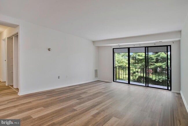 Foto del edificio - 2574 Riva Rd