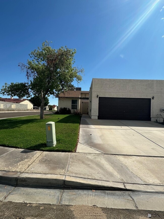 Building Photo - 1605 W Santa Maria Way