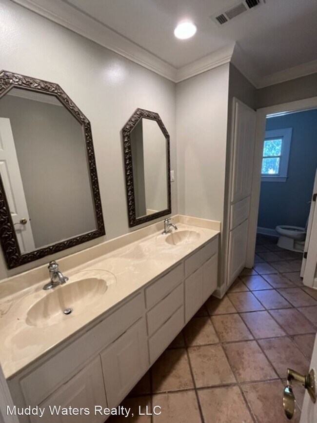 Foto del edificio - 5 br, 3 bath House - 1010 Cleveland St