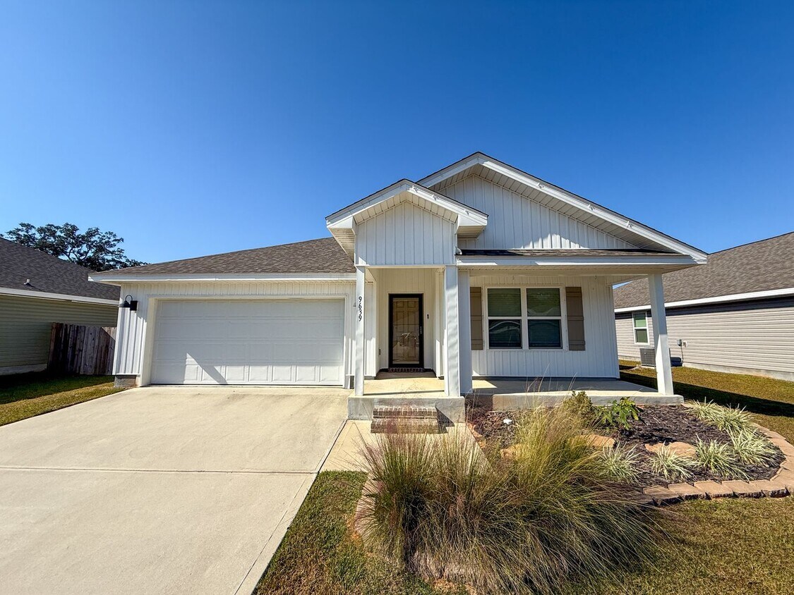 Foto principal - Updated 4 Bedroom 2 Bath Rental Near Navy Federal - Lawn Care Included!