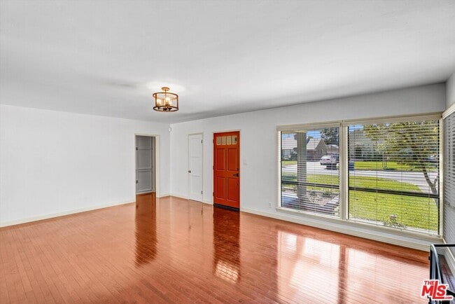 Building Photo - 520 N Beachwood Dr