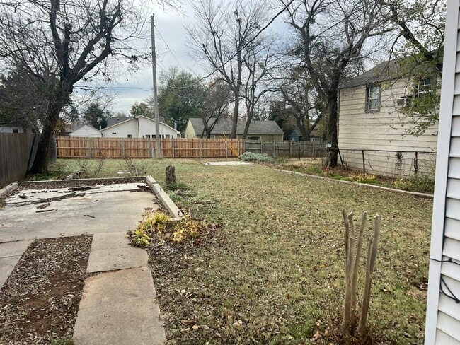 Building Photo - 224 E 7th St