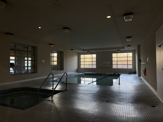 Photo du bâtiment - 14333-14104 104 Ave