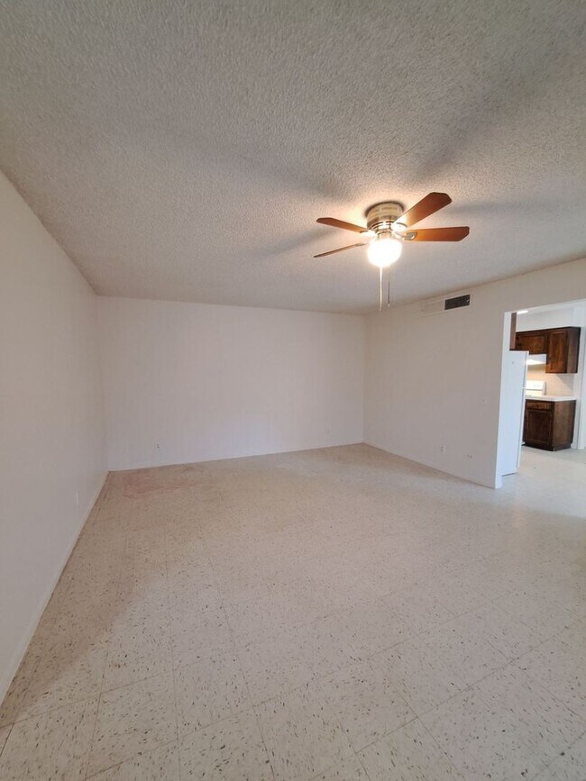 Foto del edificio - 4864 E University Ave