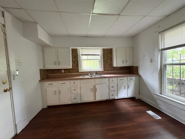 Building Photo - 2524 Maplewood Ave