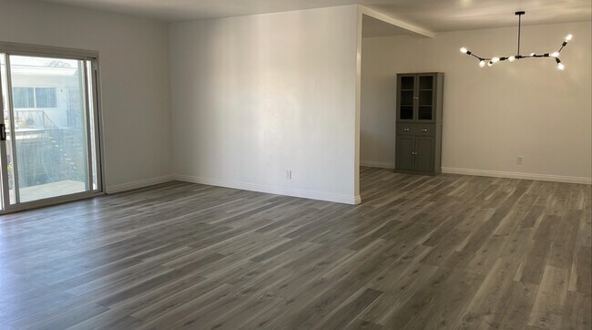 1155 square feet condo - 221 W Buckthorn St