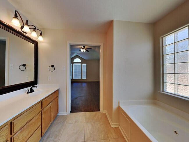 Building Photo - *No App Fee* $1,000 off first month. Pre-l...