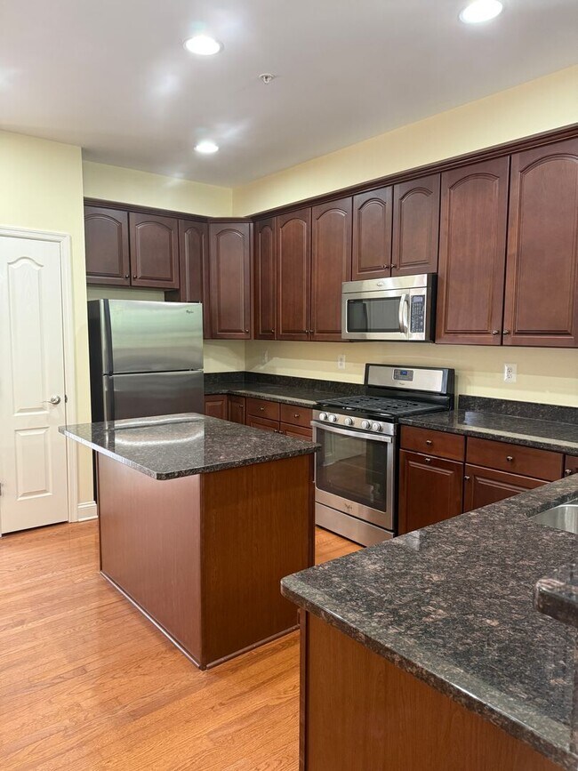 Foto del edificio - Well Maintain Townhome in Market Square!