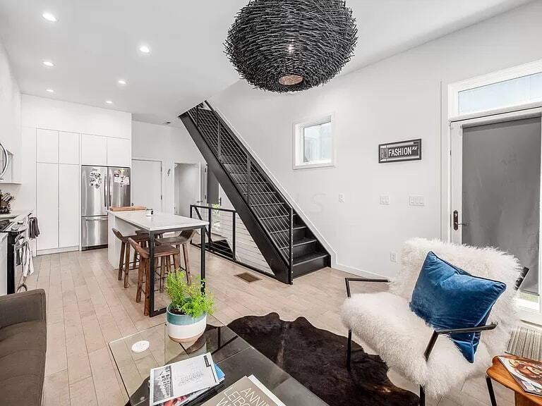 Building Photo - Stunning ''Six on Summit'' Contemporary home. Clean lines & wonderful light throughout.