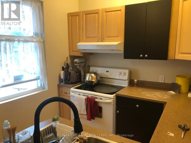 Building Photo - 645 McIntyre St W