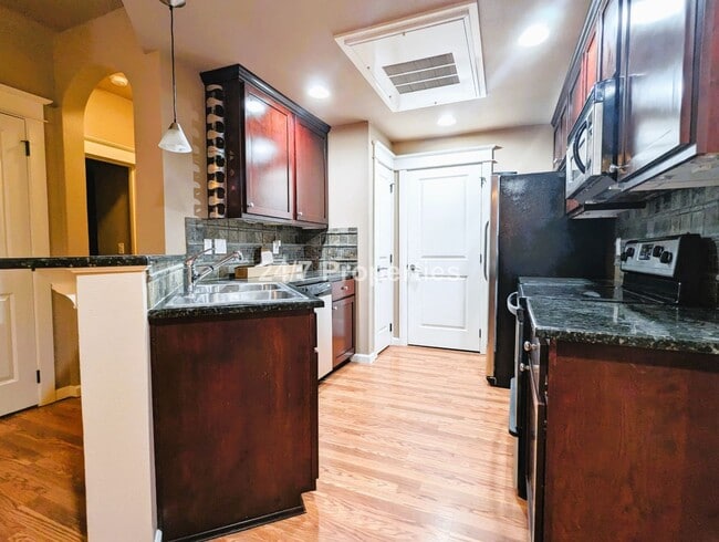 Building Photo - Corner 2BD I 2BA Townhome with Full Amenit...