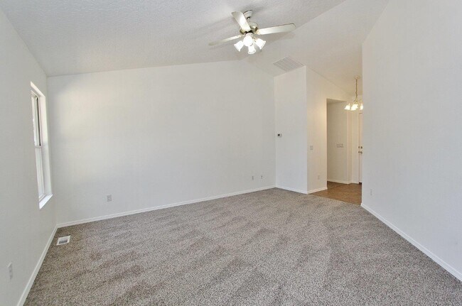 Building Photo - 608 Smith Ct