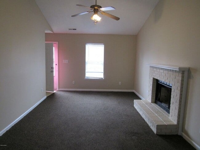 Building Photo - 2 BR 2 BA Duplex