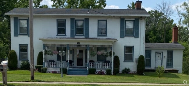 Building Photo - 8359 W Ridge Rd