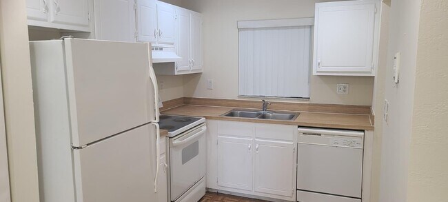 Building Photo - 2985 Riverside Dr