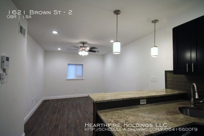 Building Photo - $1100 - STUDIO - Francisville - PARKING